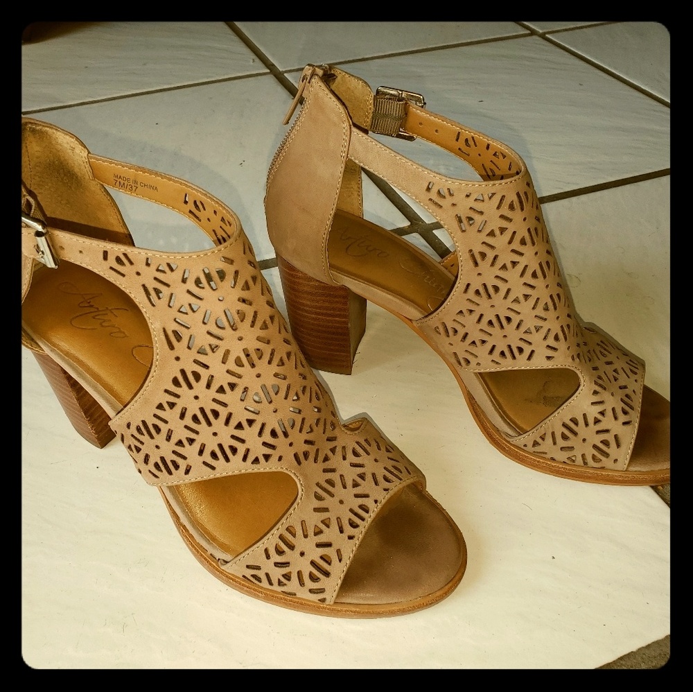 Tan Arturo Chiang Sandals. Sz. 7. 3 in. heel.